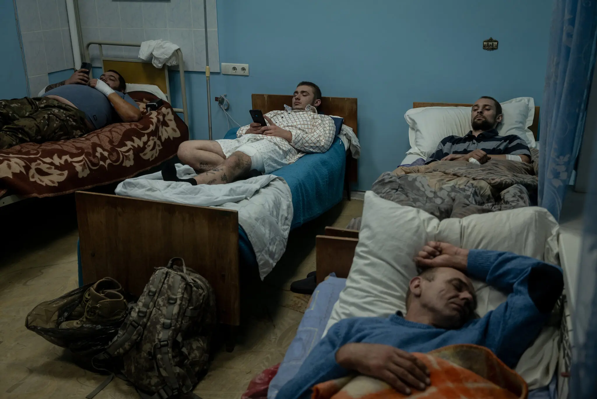 Поранені українські військові, які лікувались на сході України, відпочили перед переправкою на захід.